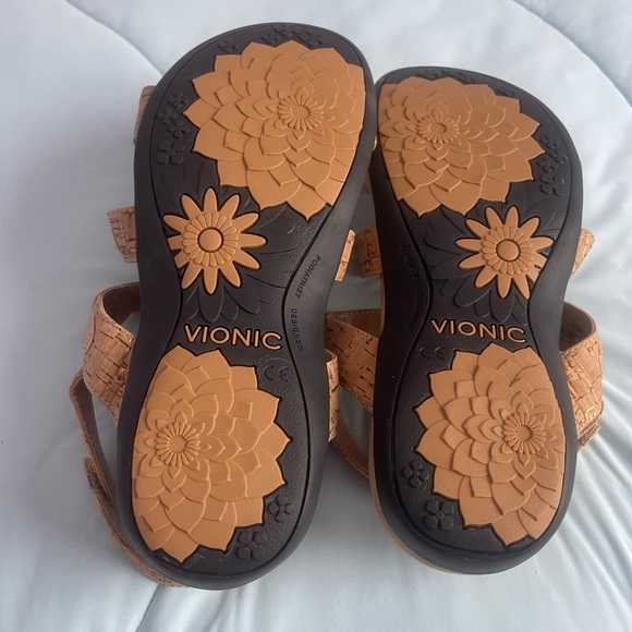 LIKE NEW VIONIC WOMENS SANDALS SIZE 6 TAN - Picture 3 of 5
